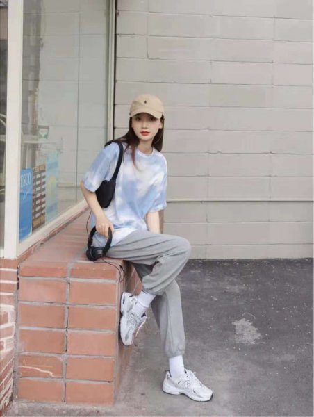 灰色运动裤应该配什么上衣