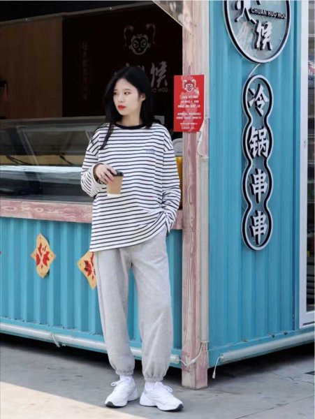 灰色运动裤应该配什么上衣