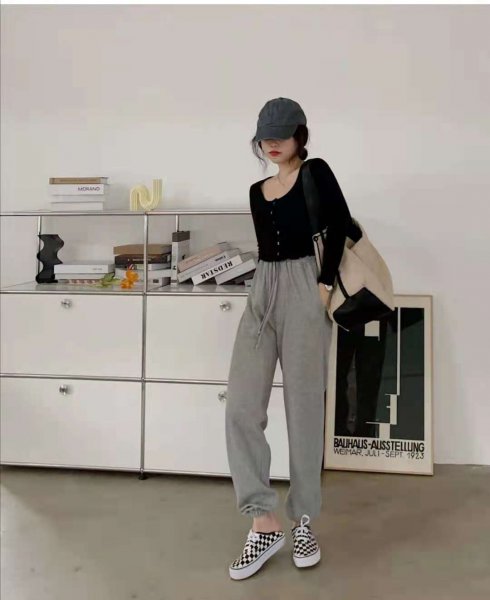 灰色运动裤应该配什么上衣