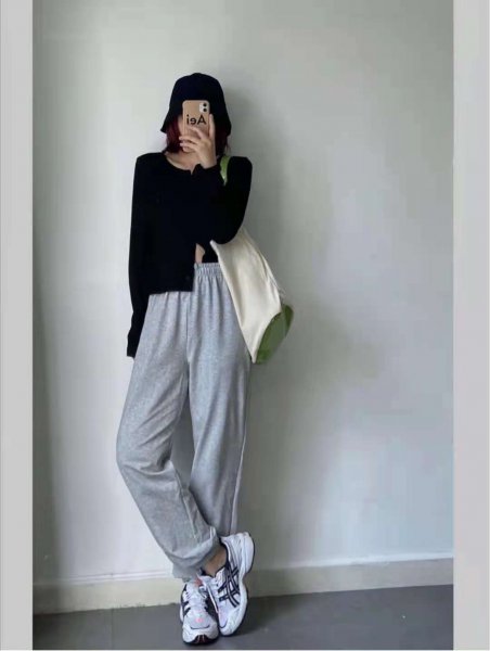 灰色运动裤应该配什么上衣