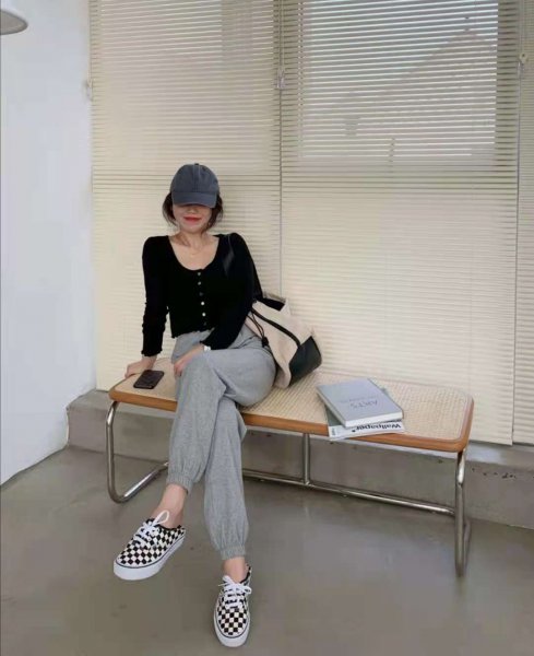 灰色运动裤应该配什么上衣