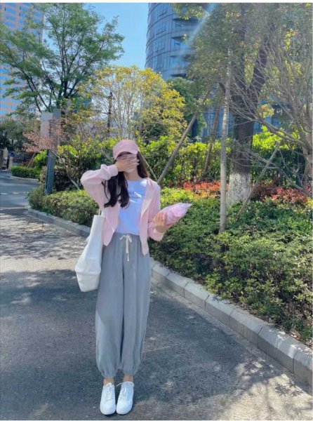 灰色运动裤应该配什么上衣