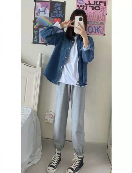 灰色运动裤应该配什么上衣