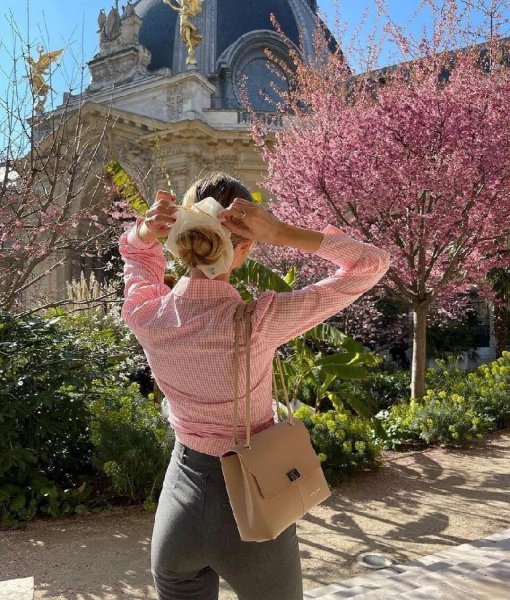 浅粉色搭配什么颜色好看