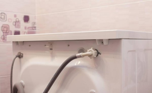 洗衣机为啥一边加水一边漏水的原因