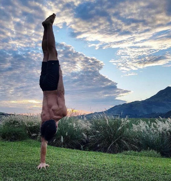 男生瑜伽每天必练8个动作