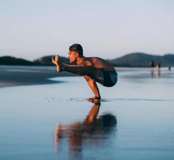 男生瑜伽每天必练8个动作