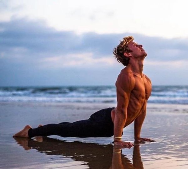 男生瑜伽每天必练8个动作