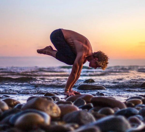 男生瑜伽每天必练8个动作