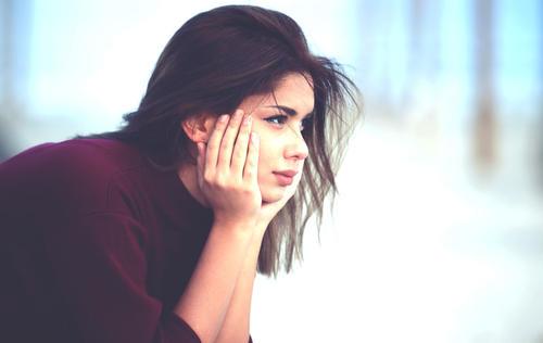 女生托腮暗示什么意思