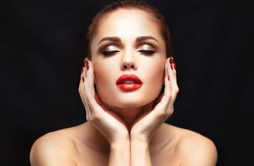 女生托腮暗示什么意思