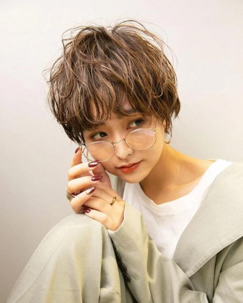 女性头顶发量少适合什么发型