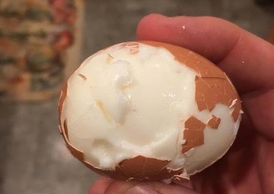 鸡蛋皮难剥是什么原因造成的 煮鸡蛋皮不好剥是怎么回事