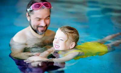游泳初学者为什么浮不起来 初学游泳动作浮不起来的原因