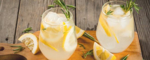 柠檬水一天喝多少合适