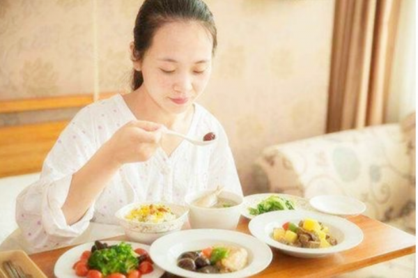 母乳是什么颜色的