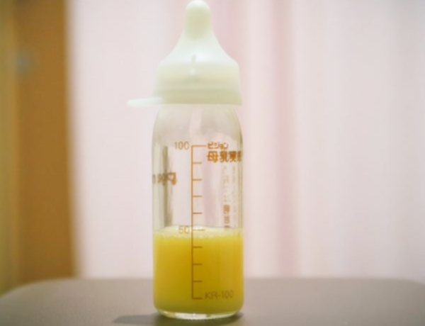 母乳是什么颜色的