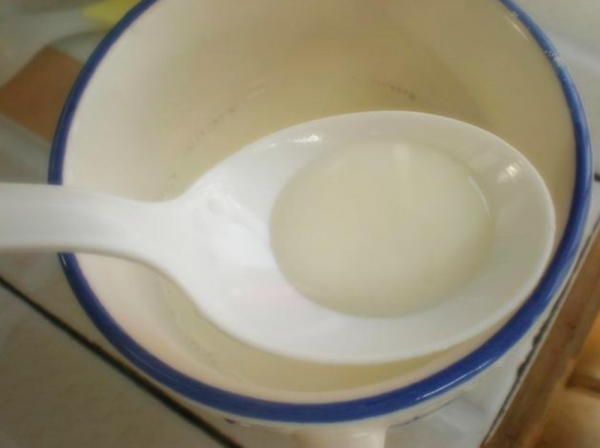 母乳是什么颜色的