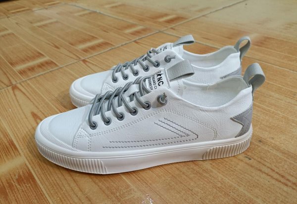 白鞋子上的黄污渍怎么去掉