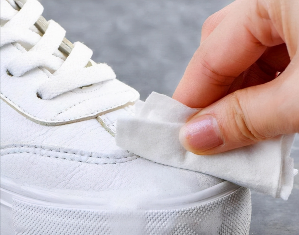 白鞋子上的黄污渍怎么去掉