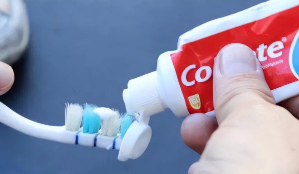 白鞋子上的黄污渍怎么去掉