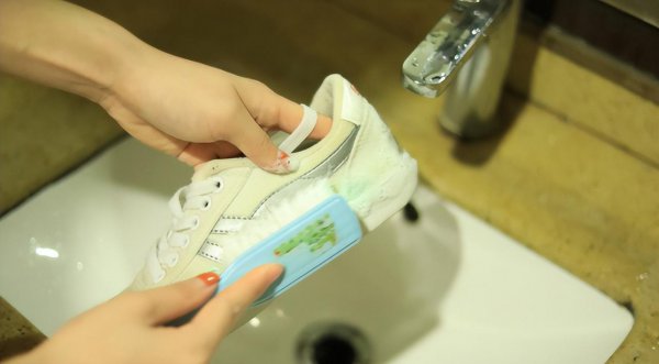 白鞋子上的黄污渍怎么去掉