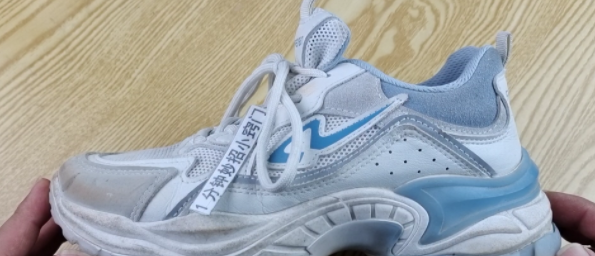 白鞋子上的黄污渍怎么去掉