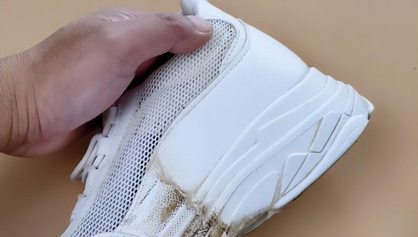 白鞋子上的黄污渍怎么去掉