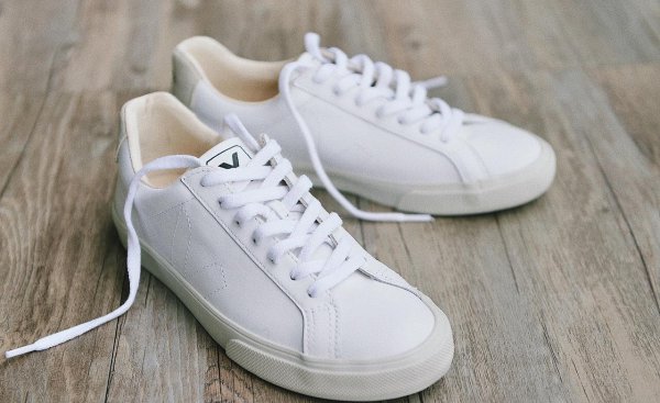 白鞋子上的黄污渍怎么去掉