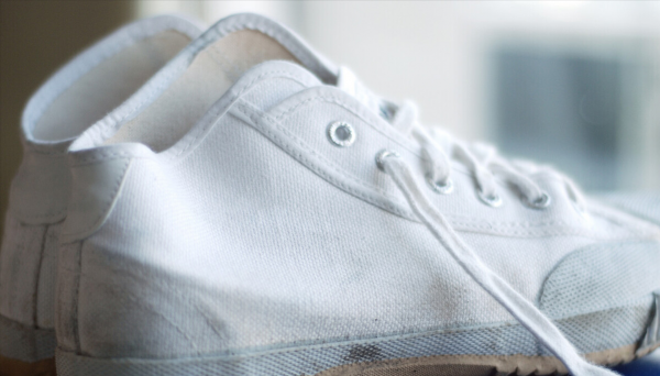 白鞋子上的黄污渍怎么去掉