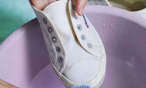 白鞋子上的黄污渍怎么去掉