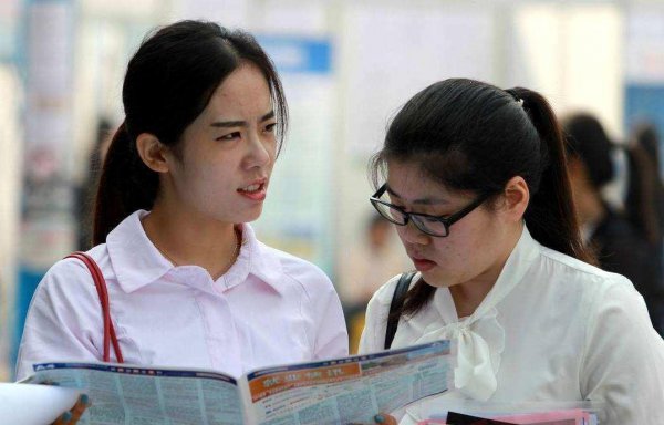 中国最容易当官的大学专业