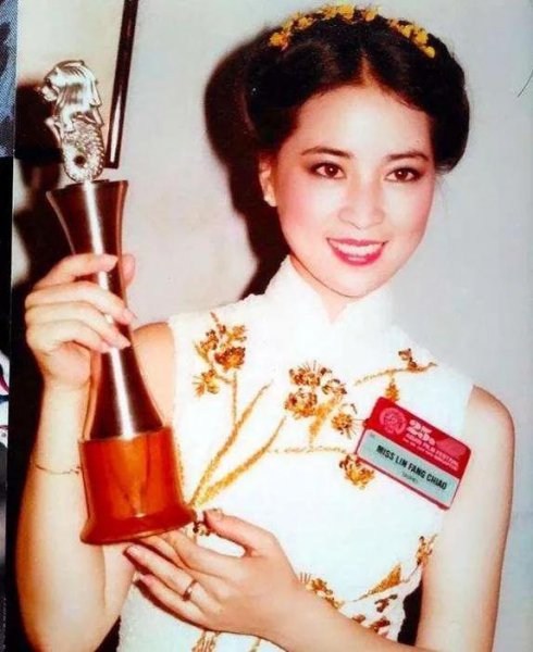 成龙老婆叫什么名字