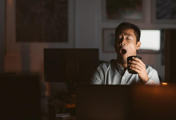 专家称并不是睡得晚就是熬夜