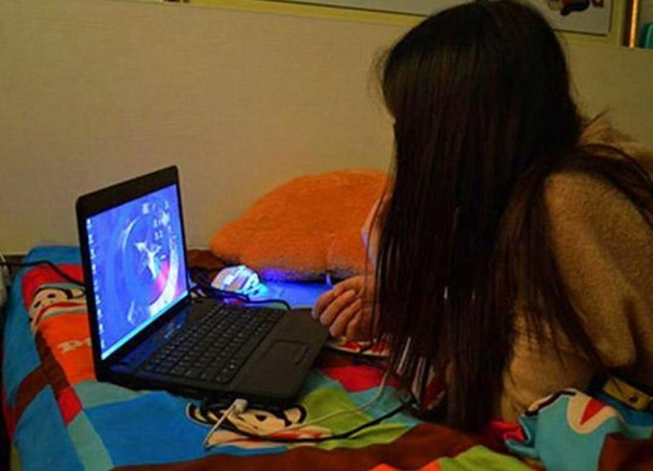 专家称并不是睡得晚就是熬夜