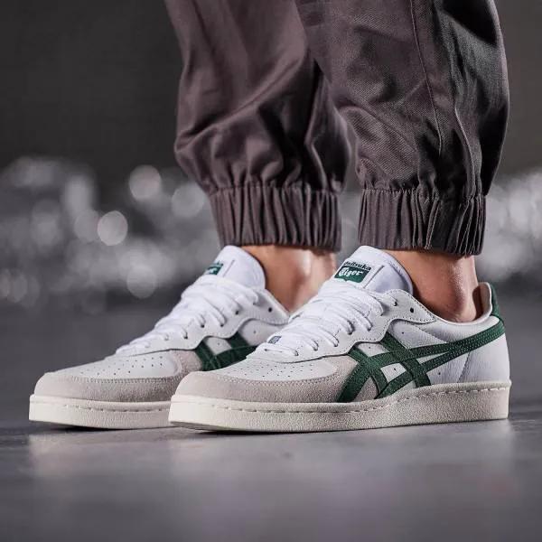 亚瑟士和鬼冢虎的关系