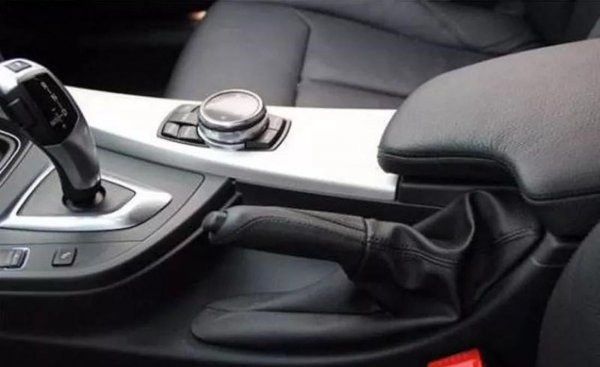 停车手刹拉起还是放下