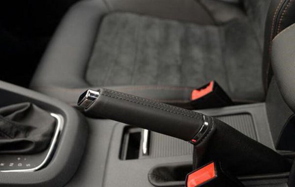 停车手刹拉起还是放下