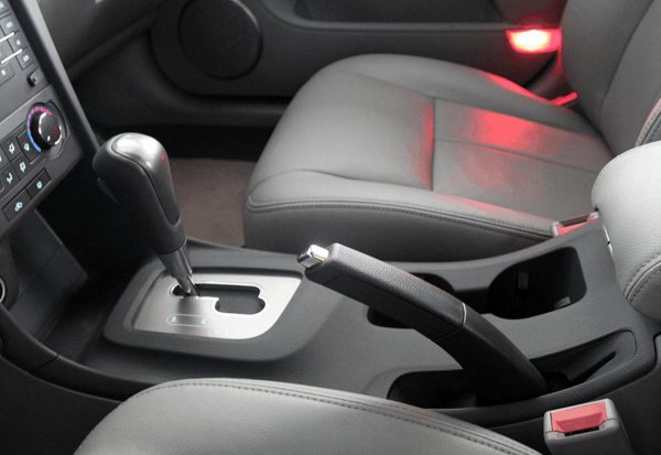 停车手刹拉起还是放下