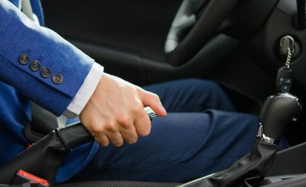 停车手刹拉起还是放下