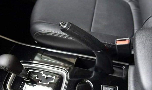 停车手刹拉起还是放下