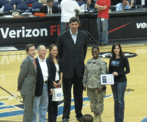 世界上最高的人叫什么名字