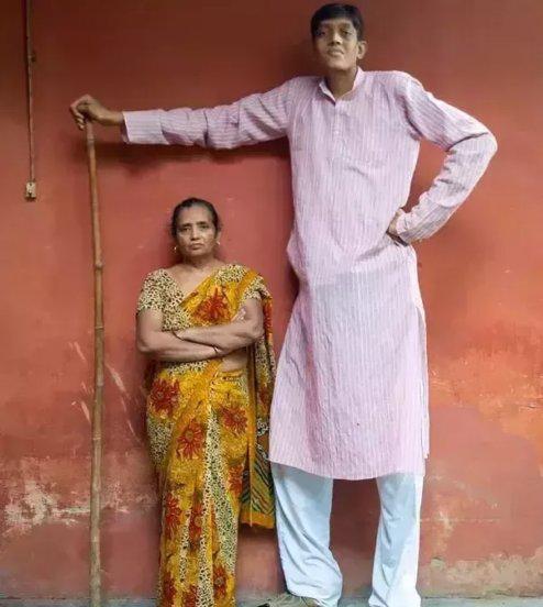 世界上最高的人叫什么名字