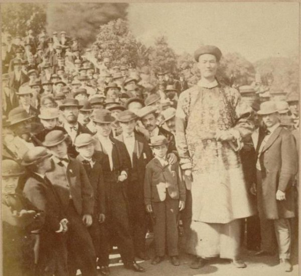 世界上最高的人叫什么名字