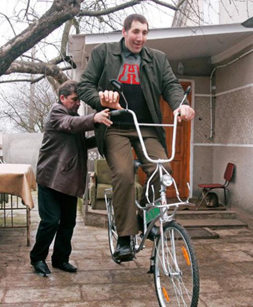 世界上最高的人叫什么名字