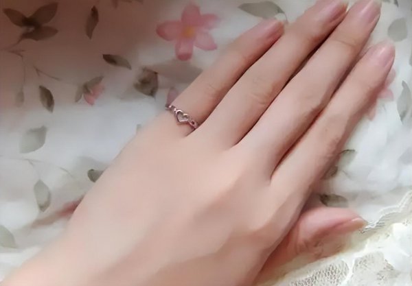 小拇指带戒指怎么说