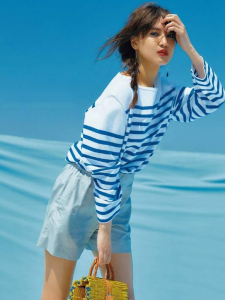 淡蓝色配什么颜色好看图 淡蓝色配衣服色系穿搭技巧