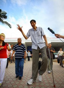 世界上最高的人叫什么名字 盘点全球最高的人前十名