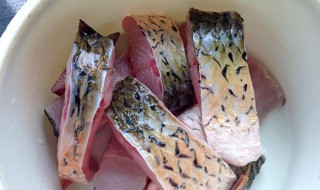 新鲜草鱼怎样腌制炒好吃 新鲜草鱼如何腌制简单又好吃