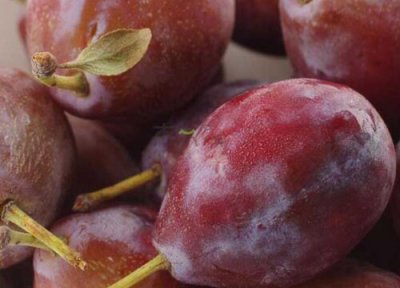 西梅可以带皮吃吗 带皮吃好还是去皮好